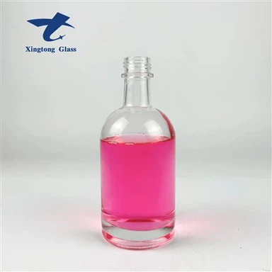 Okrogla steklenica vodke, ki jo je mogoče reciklirati